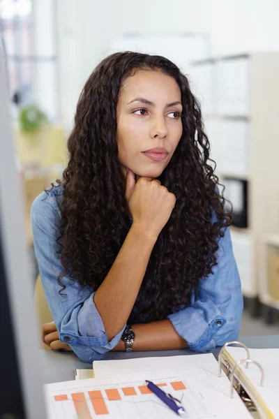 Pensive businesswoman working an paperwork — Stockfoto