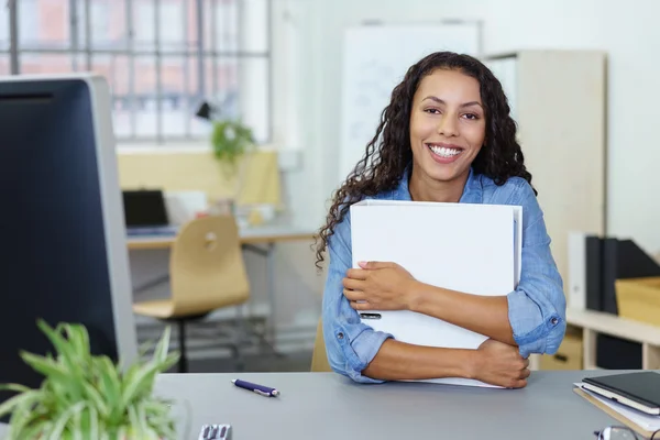 Успешная улыбающаяся женщина с белой папкой — стоковое фото