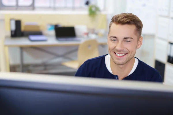 Jeune employé occasionnel avec un sourire rayonnant — Photo