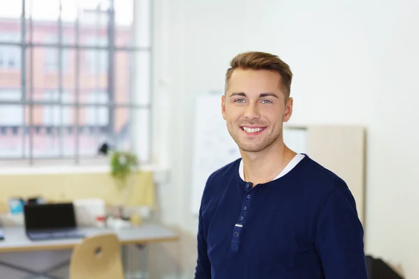 Homme souriant au bureau — Photo