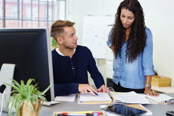 Two businesspeople talking at the workplace — Stock Photo, Image