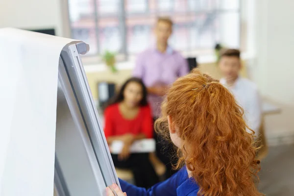 Donna dirige un incontro — Foto Stock