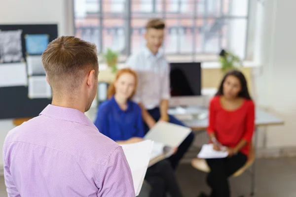 Team leader talking to his team — Stock Photo, Image