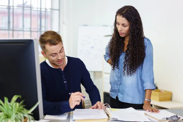 Empresário explicando algo ao seu colega de trabalho — Fotografia de Stock