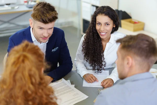 Sonriente mujer de negocios en una reunión de equipo —  Fotos de Stock