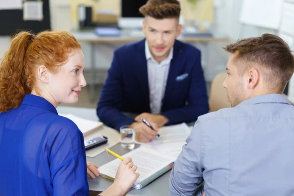 Equipe de negócios trabalhando em um projeto — Fotografia de Stock