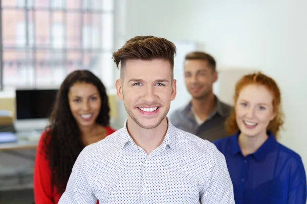 Kreativer Teamleiter mit Mitarbeitern in einem modernen Büro — Stockfoto