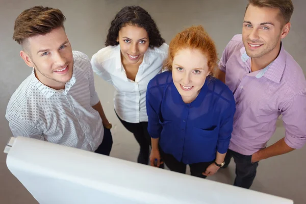 Personas corporativas sonriendo a cámara de ángulo alto —  Fotos de Stock