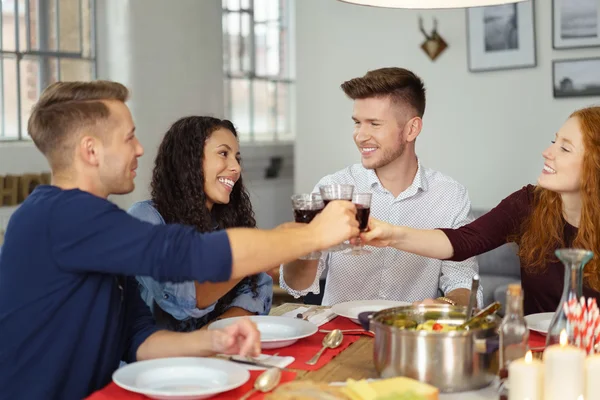 Четыре молодых друга наслаждаются ужином вместе — стоковое фото