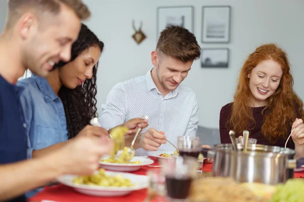 De jeunes amis déjeunent ensemble — Photo