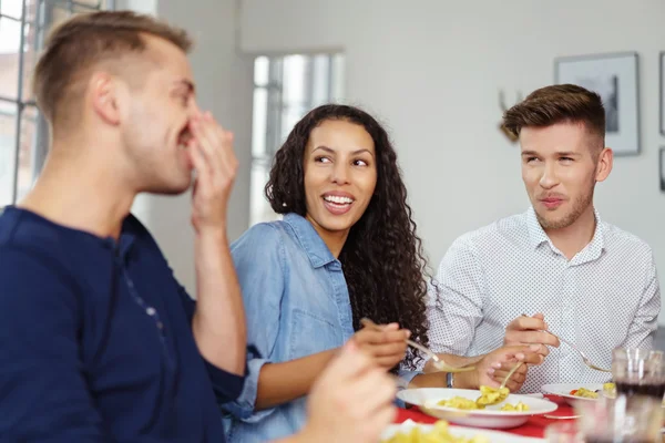 Freunde genießen die Gespräche beim Abendessen — Stockfoto