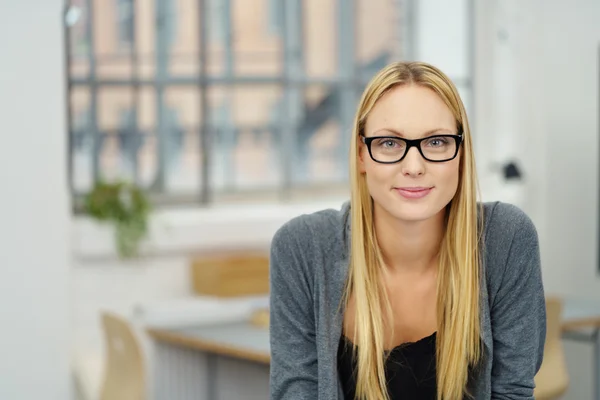 Jeune femme de bureau souriant à la caméra — Photo