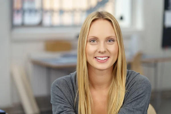 Aantrekkelijke office vrouw die lacht op de camera — Stockfoto