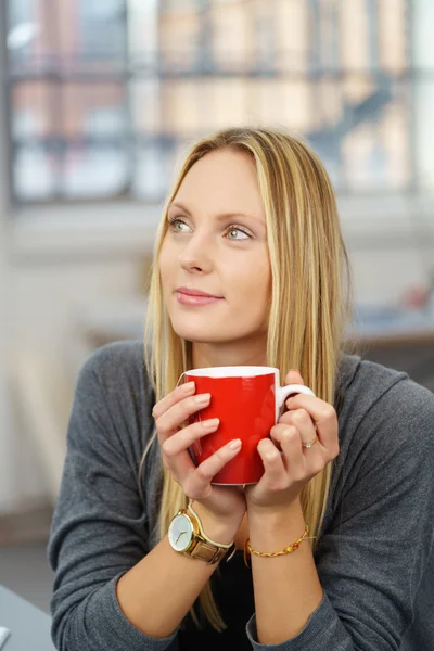 Bureau réfléchi Femme tenant une tasse de café — Photo