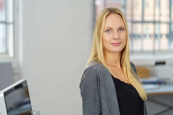 Attractive Woman in her Office Smiles at Camera — Φωτογραφία Αρχείου