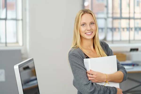Smiling Businesswoman Holding a Folder of Files — Stockfoto