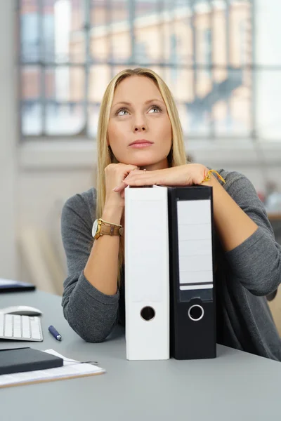 Ufficio pensoso donna appoggiata su raccoglitori di file — Foto Stock