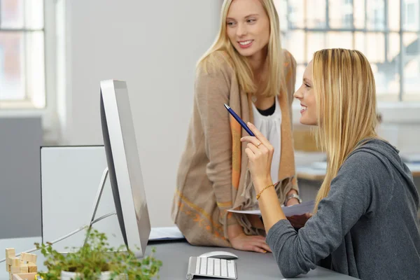 Escritório Mulheres olhando para a tela do computador — Fotografia de Stock