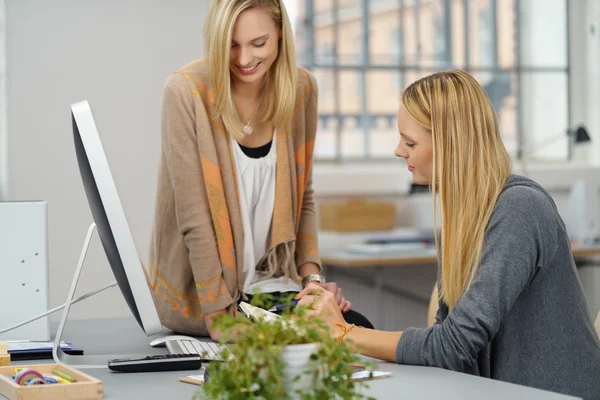 Zwei Bürofrauen diskutieren — Stockfoto