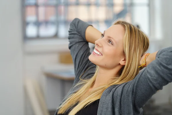 Nachdenkliche Bürofrau entspannt am Schreibtisch — Stockfoto