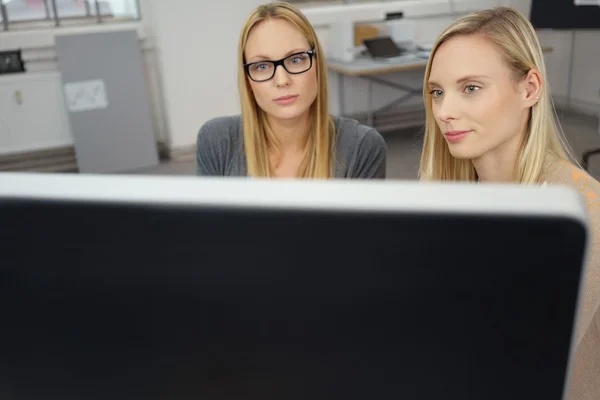 Kancelář ženy při pohledu na obrazovku počítače — Stock fotografie