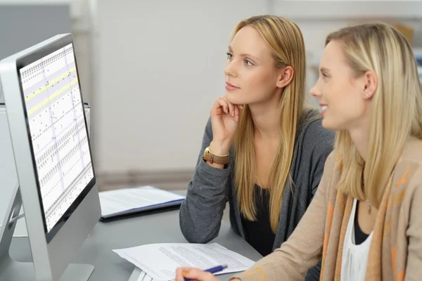 Geschäftsfrau analysiert Daten auf Computerbildschirm — Stockfoto