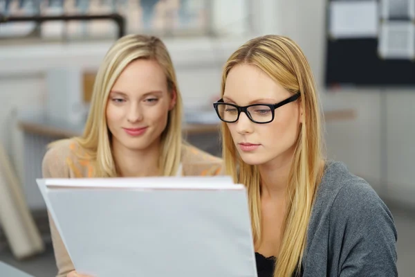 Oficina de Mujeres leyendo algo —  Fotos de Stock