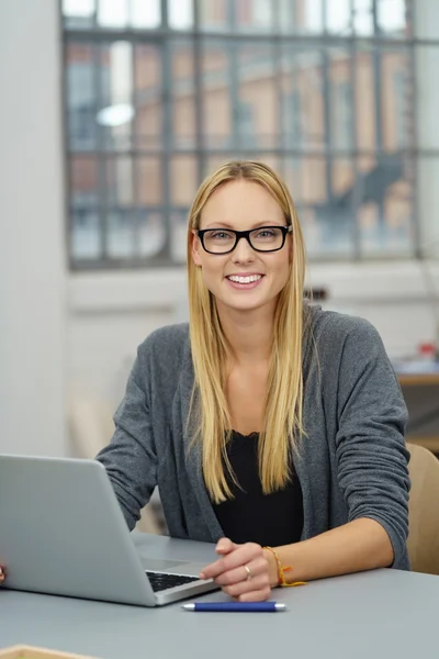 Vrolijke Office vrouw op haar bureau met Laptop — Stockfoto