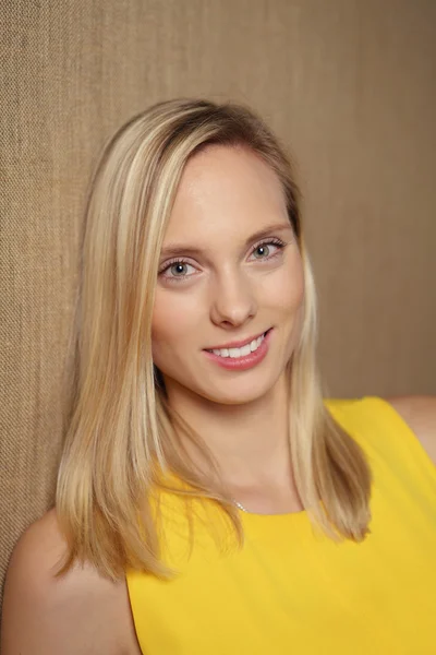 Close up Attractive Blond Woman Smiling at Camera — Stock fotografie