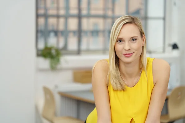 Hübsche blonde Bürofrau lächelt in die Kamera — Stockfoto