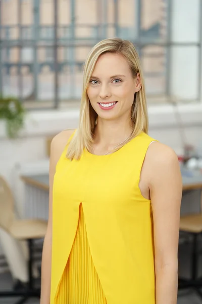 Confident Young Office Woman Smiling at Camera — Stockfoto