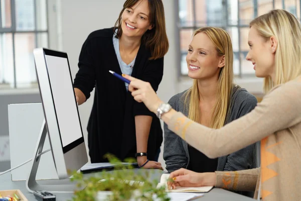 Tre donne d'affari che lavorano insieme al computer — Foto Stock