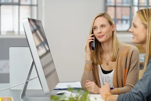 Beszél telefonon, míg a dolgozó nő — Stock Fotó