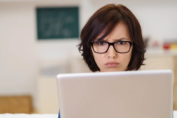 Bürofrau mit Laptop zeigt genervtes Gesicht — Stockfoto
