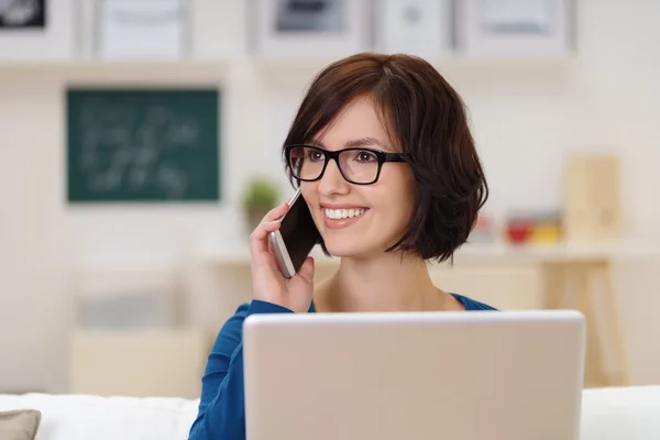 Wanita Bahagia Berbicara di Telepon Melihat Jauh — Stok Foto