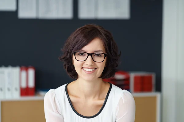 Carina giovane ufficio donna sorridente alla macchina fotografica — Foto Stock
