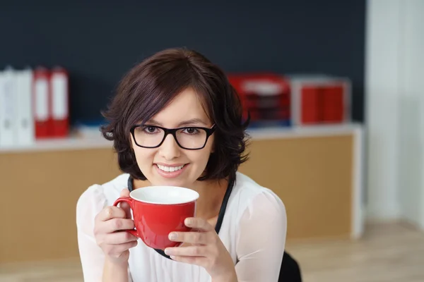 Feliz escritório mulher segurando uma xícara de café — Fotografia de Stock