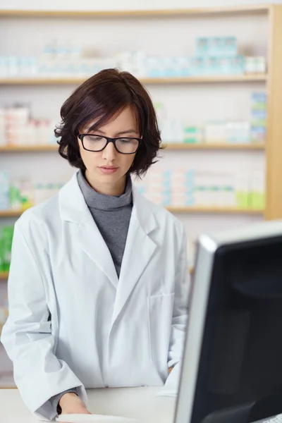 Young Female Pharmacist at the Pharmacy Counter — Stok fotoğraf