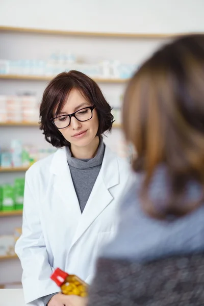 Apotheker hilft einem Kunden beim Kauf von Medikamenten — Stockfoto