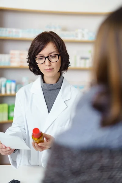 Farmacista Verifica Medicina nella prescrizione — Foto Stock