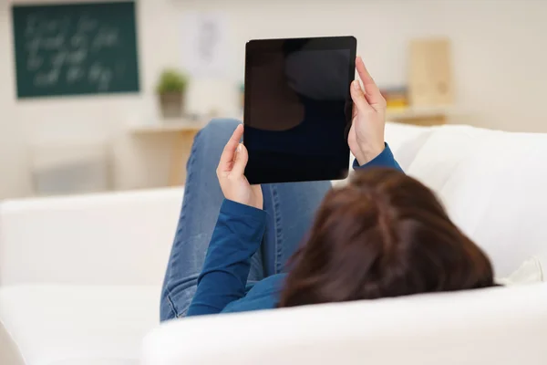 Mulher com Tablet Relaxante no Sofá — Fotografia de Stock