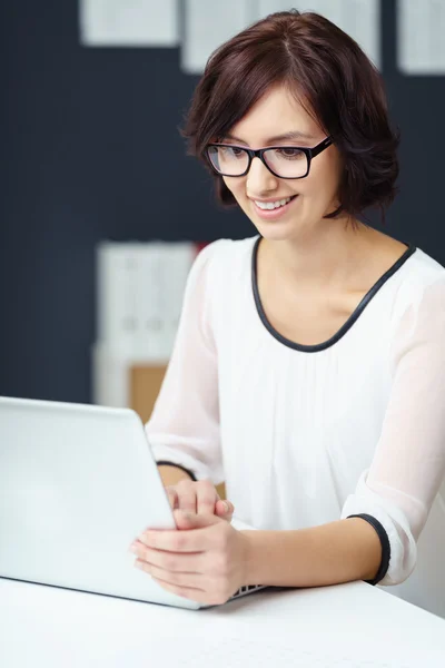 Escritório mulher trabalhando em seu computador portátil — Fotografia de Stock