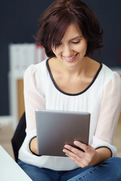 Mulher jovem com Tablet Sentado em uma cadeira — Fotografia de Stock