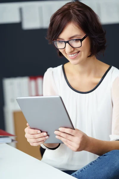 タブレット上で何かを見ている女性 — ストック写真