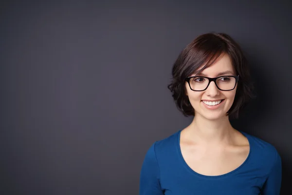 Frau mit Brille lächelt weg — Stockfoto