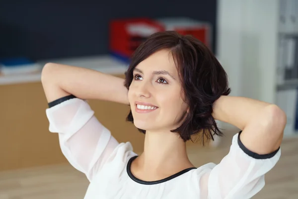 Frau hält ihre Hände hinter dem Kopf — Stockfoto