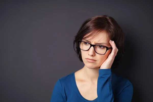 Junge Frau zeigt gestresstes Gesicht — Stockfoto