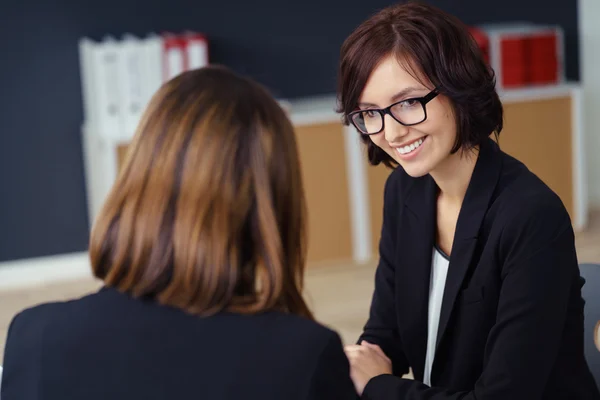 Office Woman Chatting with Coworker in the Office — стоковое фото