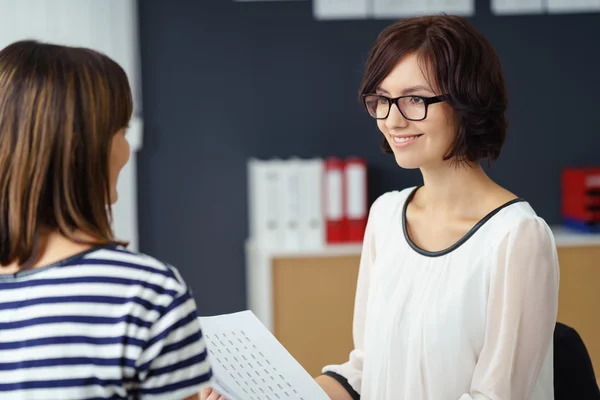 Escritório Mulheres conversando dentro do escritório — Fotografia de Stock