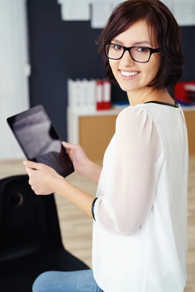 Amigável sorridente empresária segurando um tablet — Fotografia de Stock